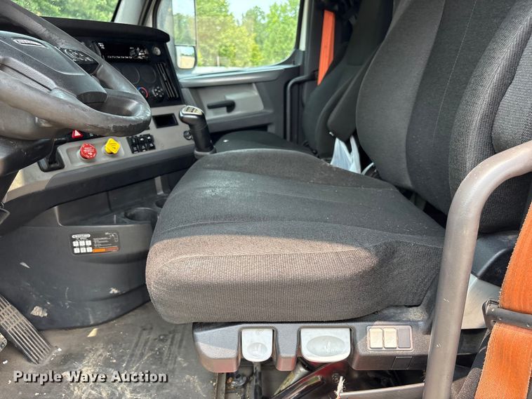 image for item YA4016 2020 Freightliner Cascadia semi truck