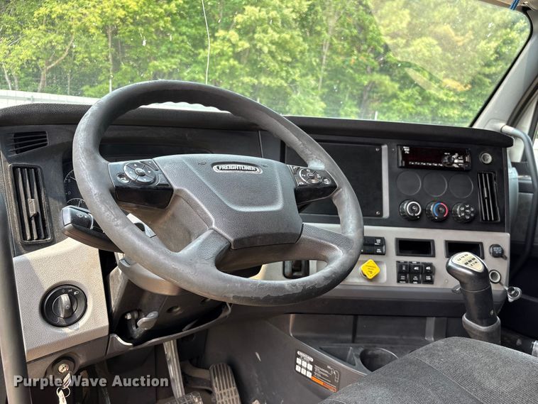 image for item YA4016 2020 Freightliner Cascadia semi truck