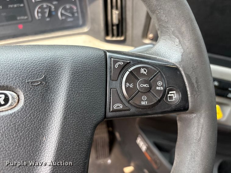 image for item YA4016 2020 Freightliner Cascadia semi truck