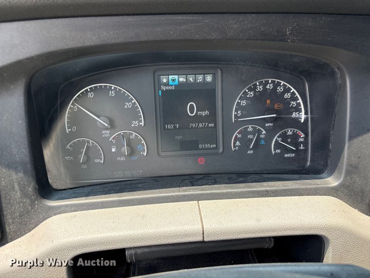 image for item YA4016 2020 Freightliner Cascadia semi truck