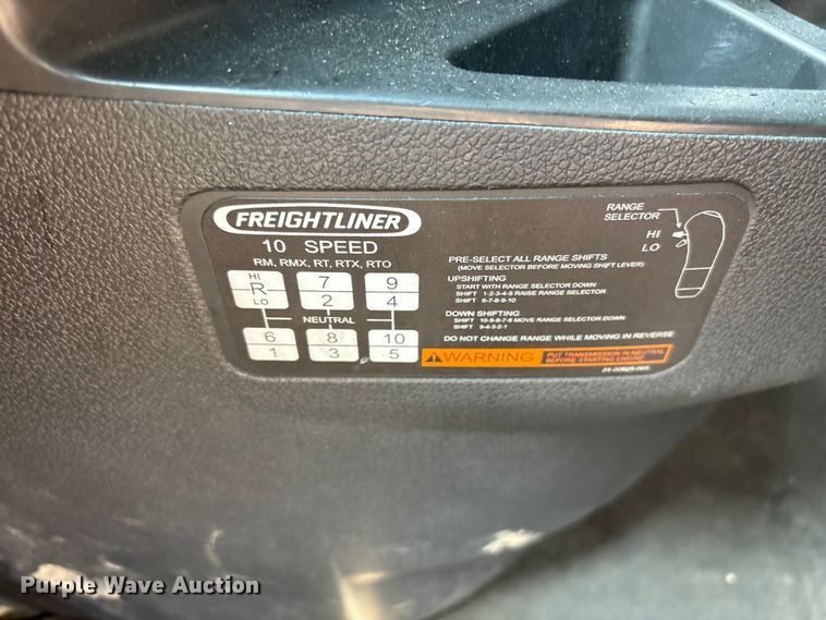 image for item YA4016 2020 Freightliner Cascadia semi truck
