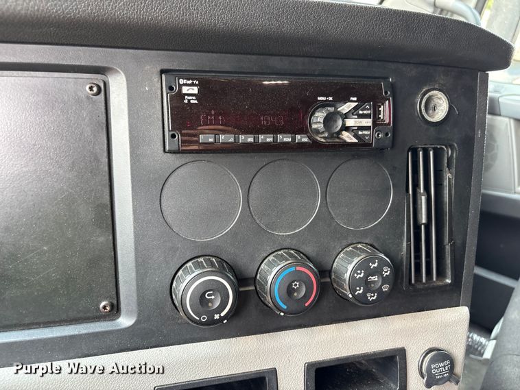 image for item YA4016 2020 Freightliner Cascadia semi truck