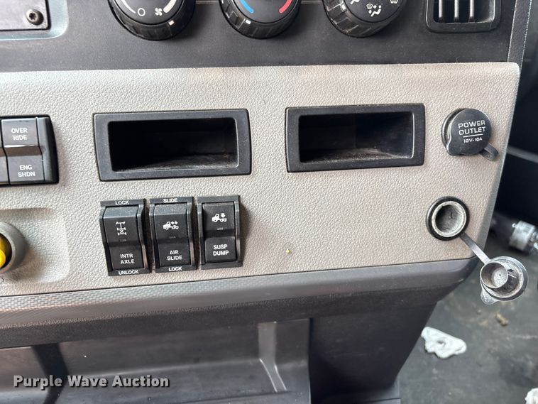image for item YA4016 2020 Freightliner Cascadia semi truck
