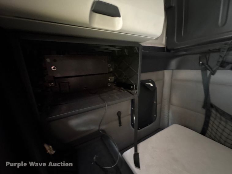 image for item YA4016 2020 Freightliner Cascadia semi truck