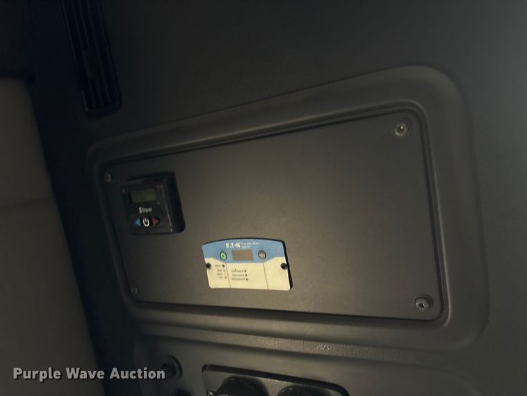 image for item YA4016 2020 Freightliner Cascadia semi truck