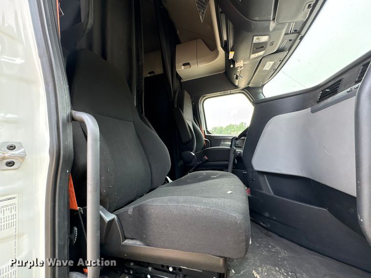 image for item YA4016 2020 Freightliner Cascadia semi truck