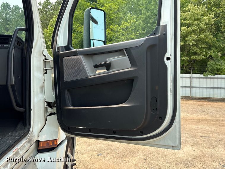 image for item YA4016 2020 Freightliner Cascadia semi truck