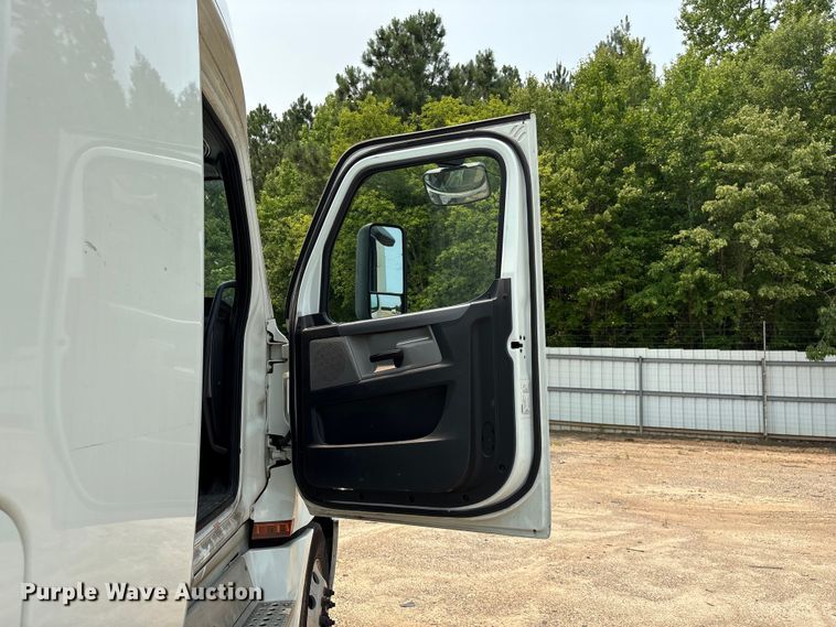 image for item YA4016 2020 Freightliner Cascadia semi truck