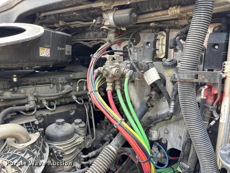 image for item YA4016 2020 Freightliner Cascadia semi truck