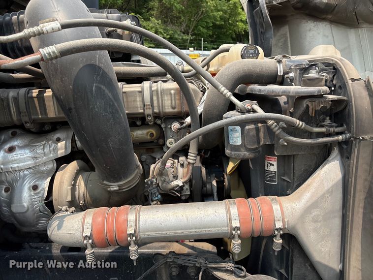image for item YA4016 2020 Freightliner Cascadia semi truck