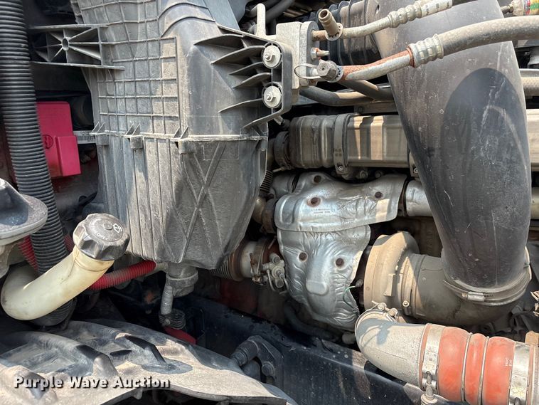 image for item YA4016 2020 Freightliner Cascadia semi truck