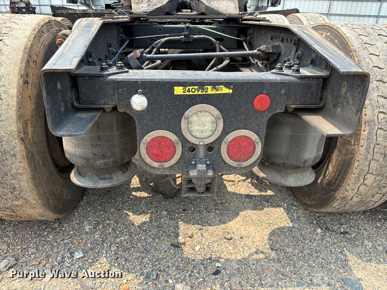 image for item YA4016 2020 Freightliner Cascadia semi truck