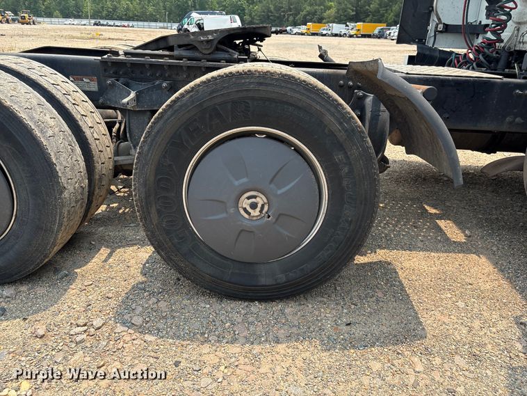 image for item YA4016 2020 Freightliner Cascadia semi truck