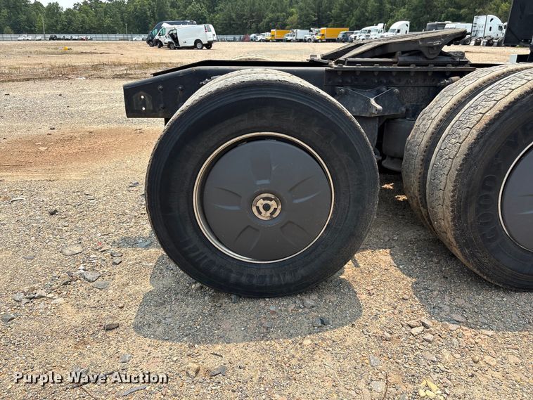 image for item YA4016 2020 Freightliner Cascadia semi truck