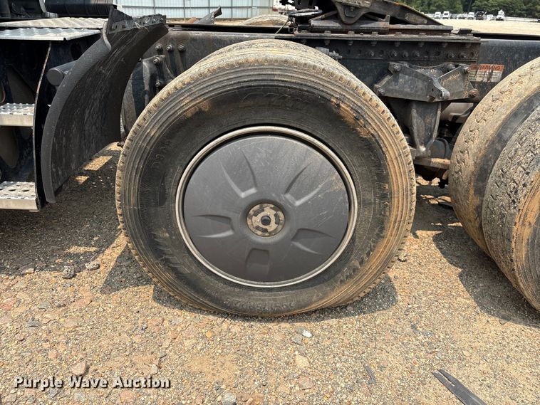 image for item YA4016 2020 Freightliner Cascadia semi truck
