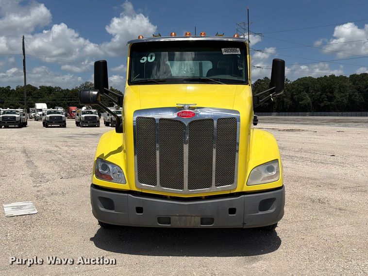image for item YA4054 2017 Peterbilt 579 semi truck