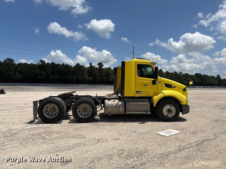 image for item YA4054 2017 Peterbilt 579 semi truck