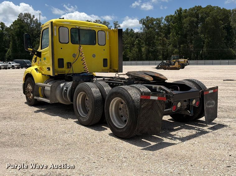 image for item YA4054 2017 Peterbilt 579 semi truck