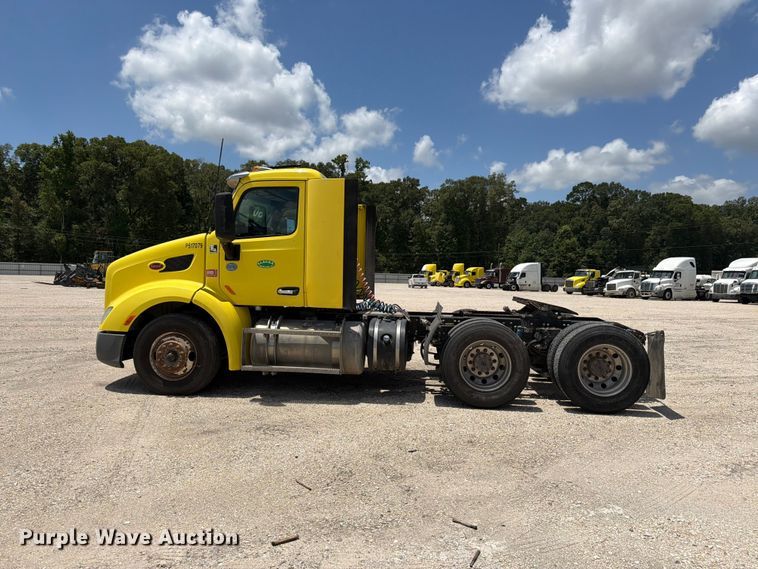 image for item YA4054 2017 Peterbilt 579 semi truck