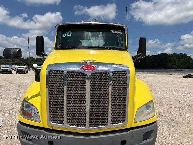 image for item YA4054 2017 Peterbilt 579 semi truck