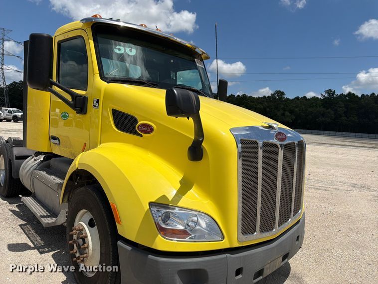 image for item YA4054 2017 Peterbilt 579 semi truck