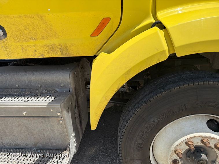 image for item YA4054 2017 Peterbilt 579 semi truck