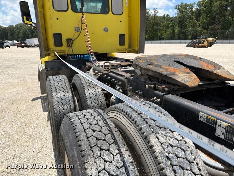 image for item YA4054 2017 Peterbilt 579 semi truck