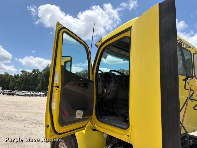 image for item YA4054 2017 Peterbilt 579 semi truck