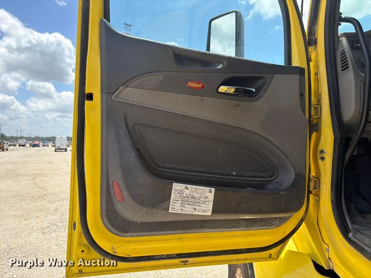image for item YA4054 2017 Peterbilt 579 semi truck