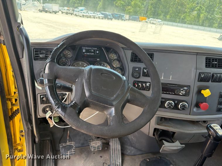 image for item YA4054 2017 Peterbilt 579 semi truck