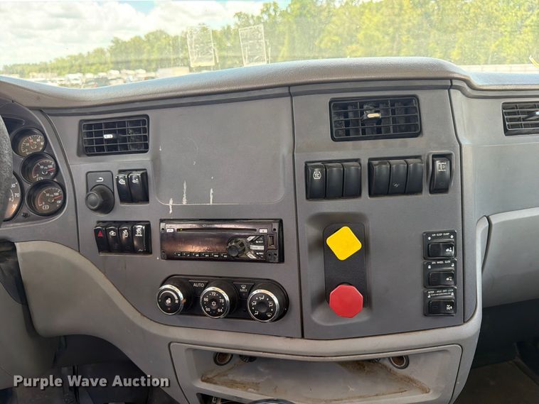image for item YA4054 2017 Peterbilt 579 semi truck