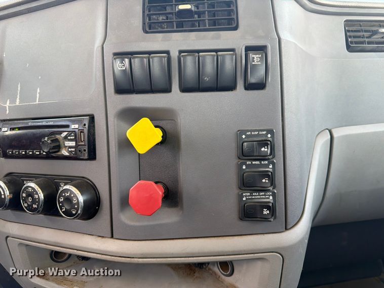 image for item YA4054 2017 Peterbilt 579 semi truck