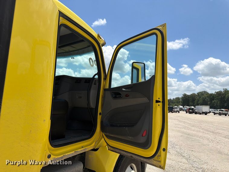 image for item YA4054 2017 Peterbilt 579 semi truck