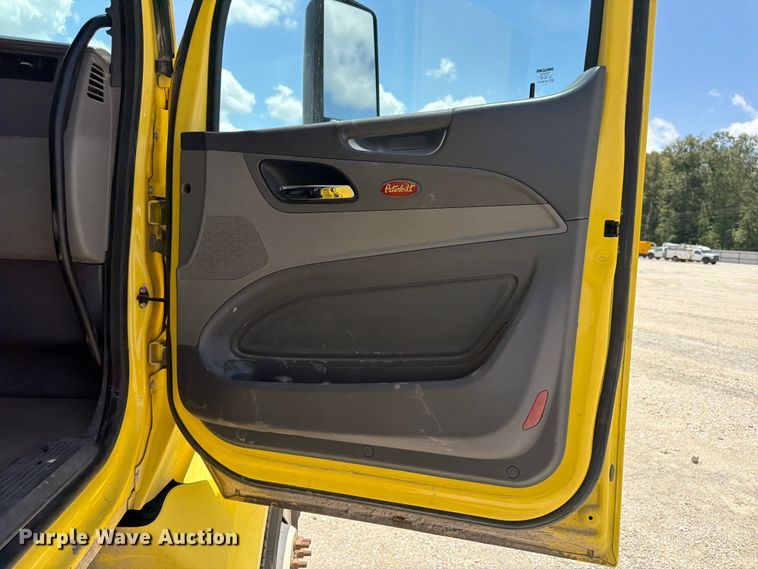 image for item YA4054 2017 Peterbilt 579 semi truck