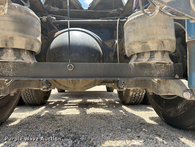 image for item YA4054 2017 Peterbilt 579 semi truck