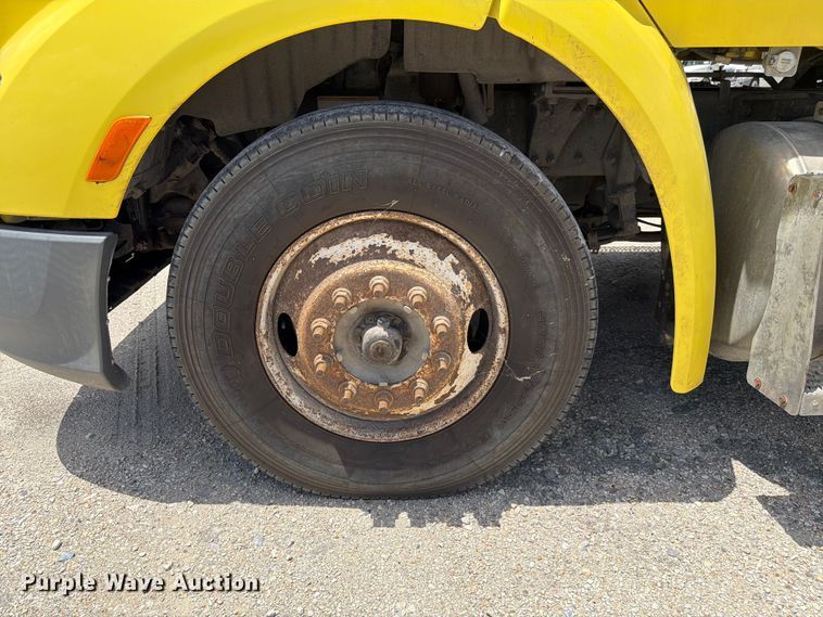 image for item YA4054 2017 Peterbilt 579 semi truck
