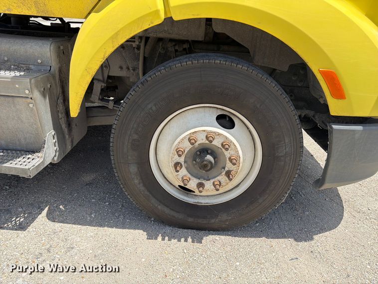 image for item YA4054 2017 Peterbilt 579 semi truck