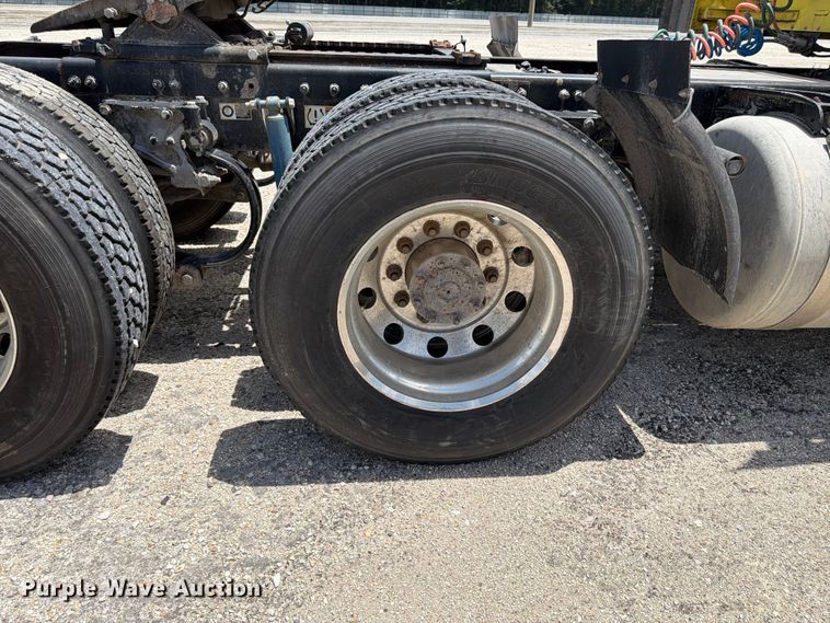 image for item YA4054 2017 Peterbilt 579 semi truck