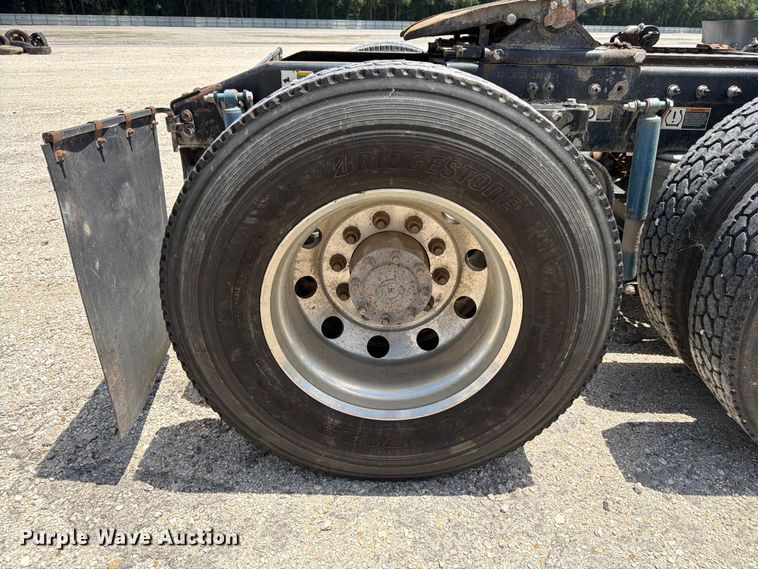 image for item YA4054 2017 Peterbilt 579 semi truck