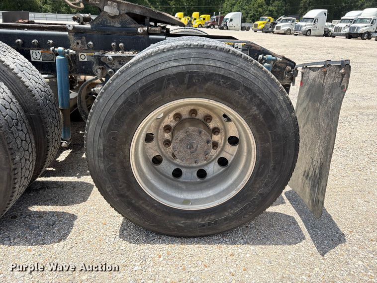 image for item YA4054 2017 Peterbilt 579 semi truck