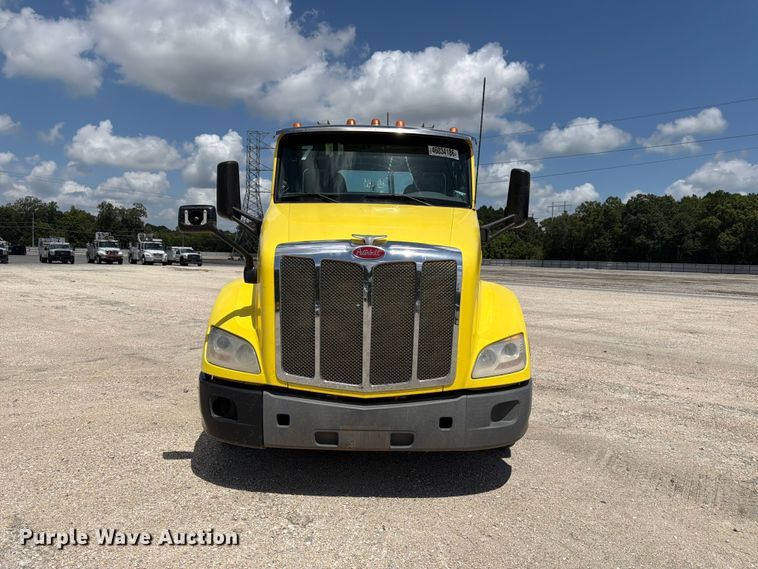 image for item YA4055 2017 Peterbilt 579 semi truck