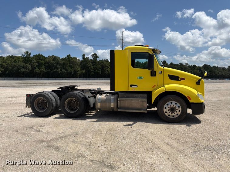 image for item YA4055 2017 Peterbilt 579 semi truck