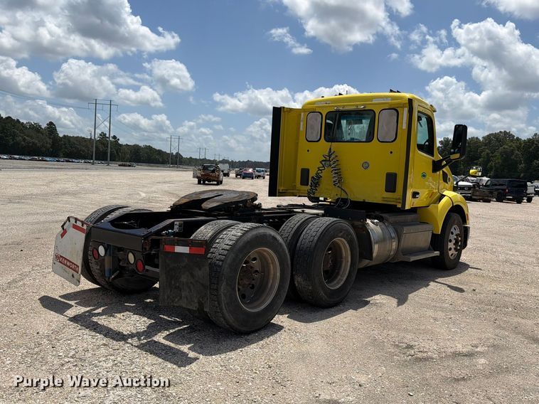 image for item YA4055 2017 Peterbilt 579 semi truck