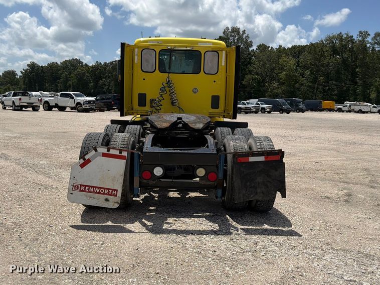 image for item YA4055 2017 Peterbilt 579 semi truck