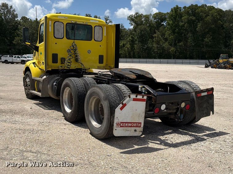 image for item YA4055 2017 Peterbilt 579 semi truck