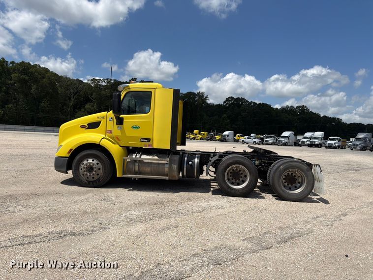 image for item YA4055 2017 Peterbilt 579 semi truck