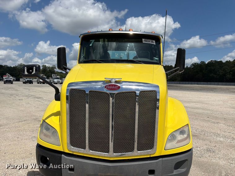 image for item YA4055 2017 Peterbilt 579 semi truck