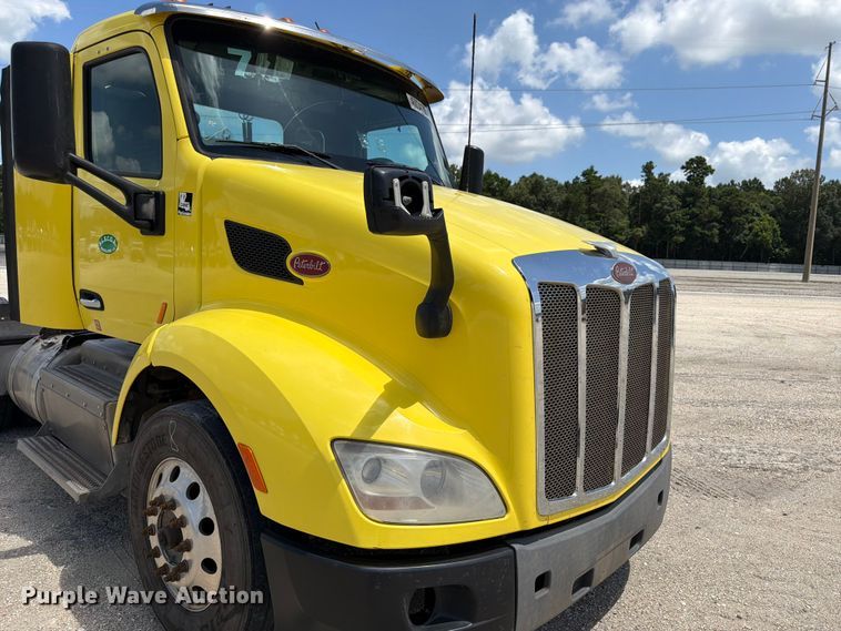 image for item YA4055 2017 Peterbilt 579 semi truck