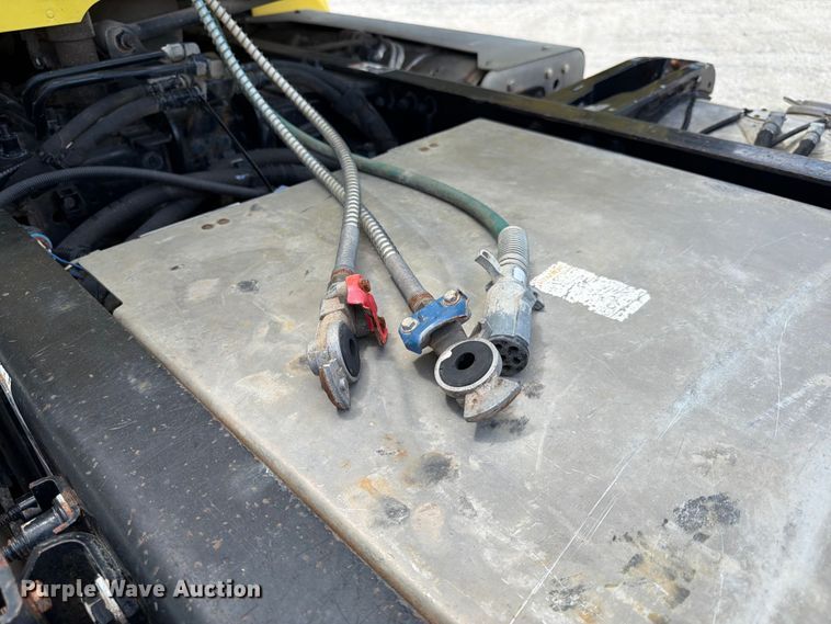 image for item YA4055 2017 Peterbilt 579 semi truck