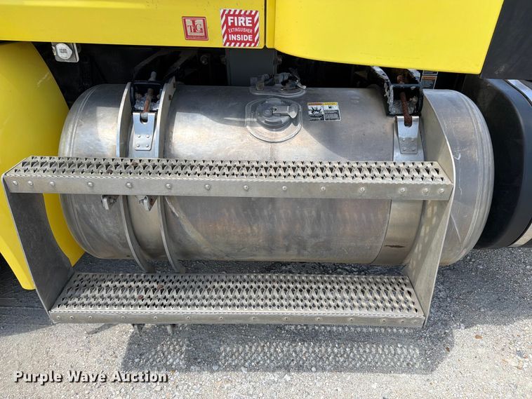 image for item YA4055 2017 Peterbilt 579 semi truck
